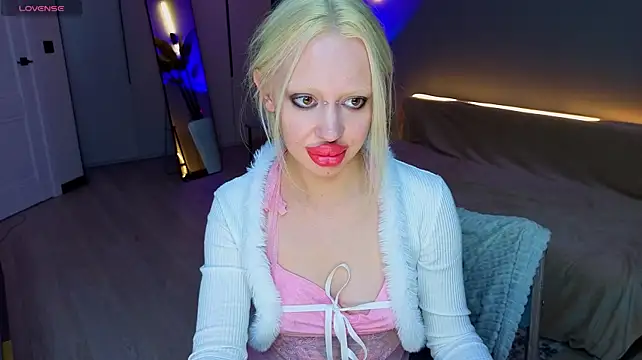Luna_Beverly live cam on StripChat