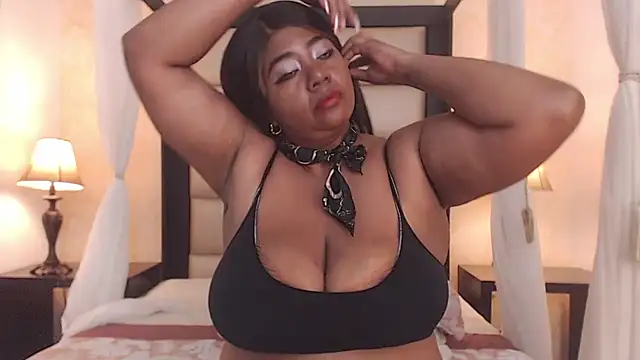KiaraDiazz live cam on StripChat