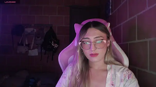Andrea_camilaaa live cam on StripChat