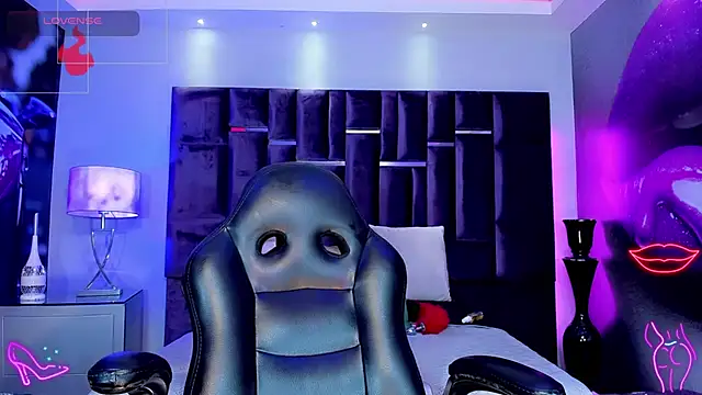 LYRA_STONE live cam on StripChat