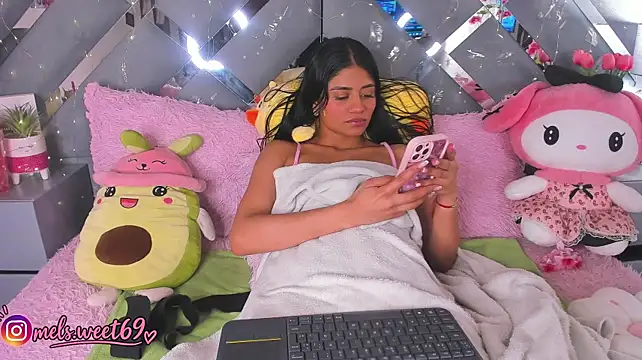 melody__sweet_ live cam on StripChat