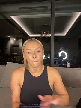 Live cam model SexOnMyLvL broadcasting live