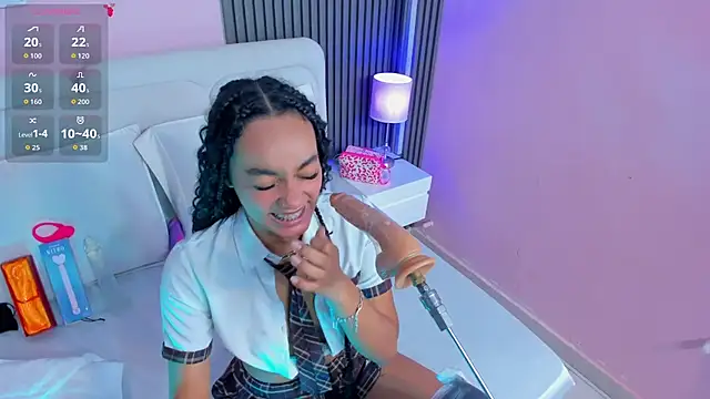 Clawdeen__wolf live cam on StripChat