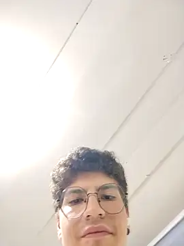 Twinkitwi live cam on StripChat