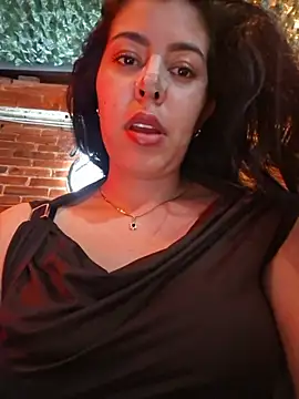 Luianna live cam on StripChat