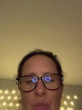 hotbrunettemass live cam on StripChat