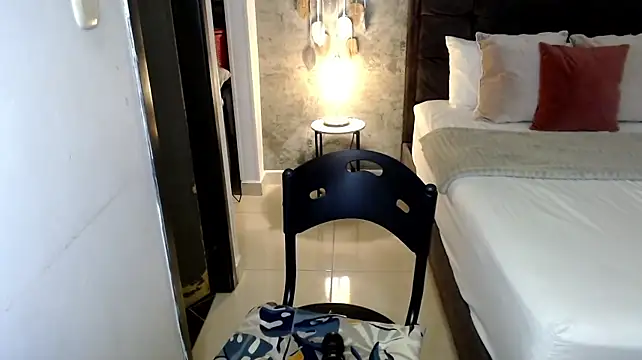 isa_cruzx live cam on StripChat