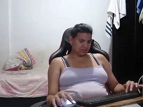 Adriana_0312 live cam on StripChat