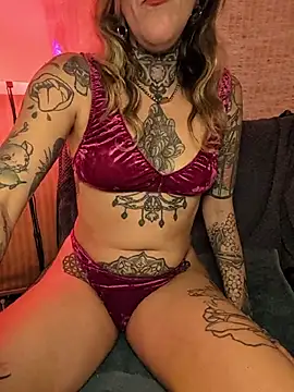 sarahpearlx live cam on StripChat