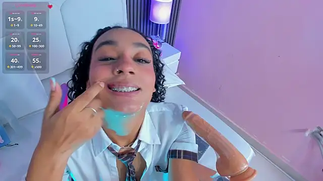 Clawdeen__wolf live cam on StripChat
