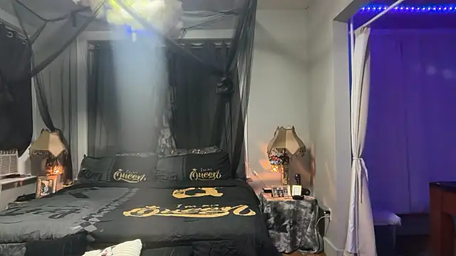 CoffeeNCreamHer live cam on StripChat