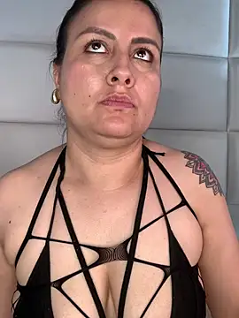 _miafox_7 live cam on StripChat