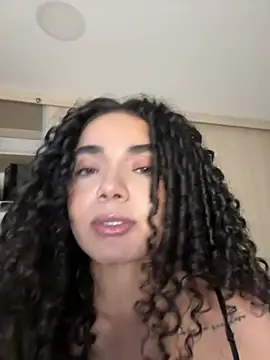 Curlyierr live cam