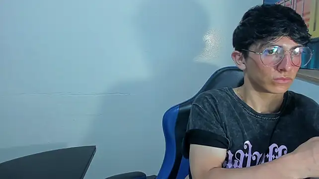 ElanGiraldo live cam on StripChat