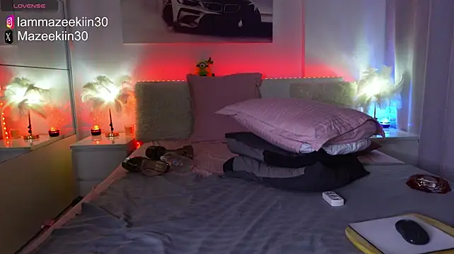 Iammazeekiin30 live cam on StripChat