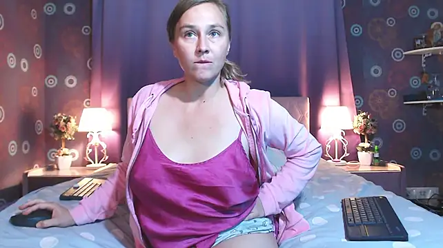 SquirtyAlice live cam