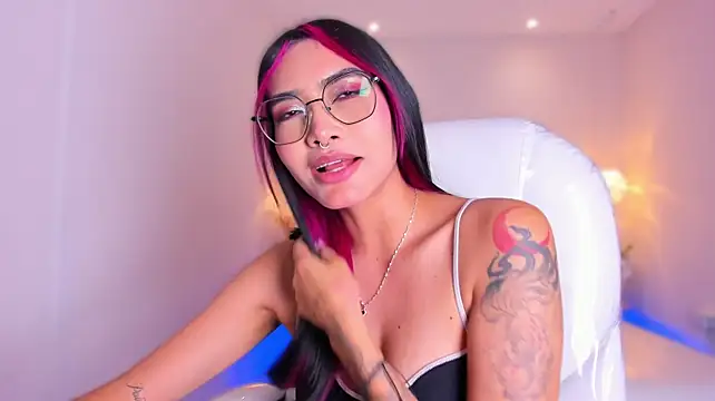 AzuraKindong live cam on StripChat