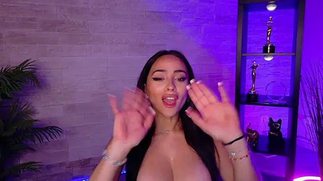 Cupcake_Izzy live cam on StripChat