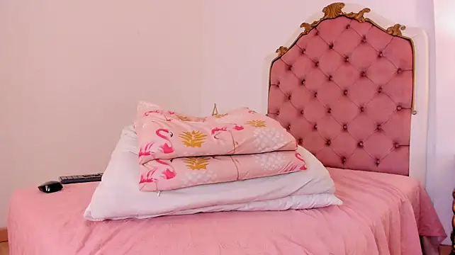 lilacoral7 live cam on StripChat