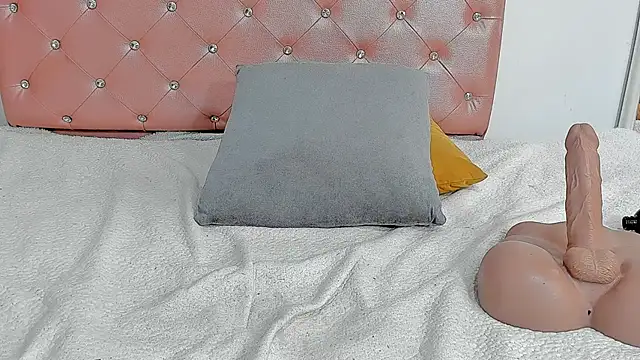 EbonyCoWorker live cam on StripChat