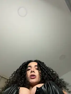 Curlyierr live cam