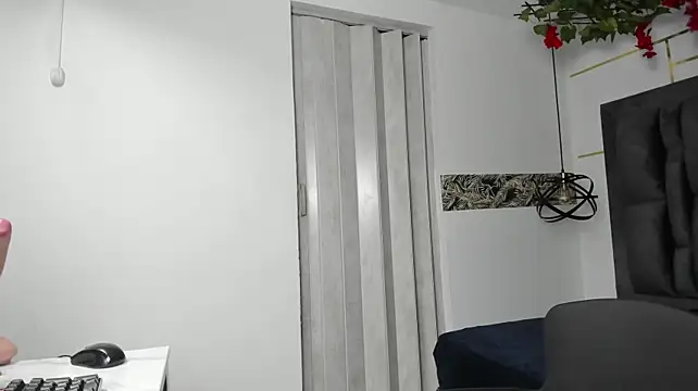 Sara_Naugty