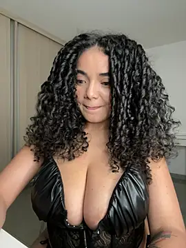 Curlyierr live cam