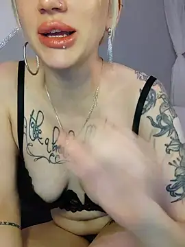 Gina-Lumara live cam on StripChat