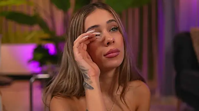 Ava_Solis live cam on StripChat