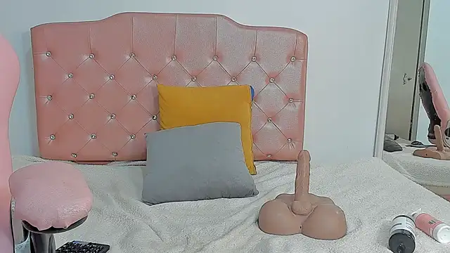 EbonyCoWorker live cam on StripChat