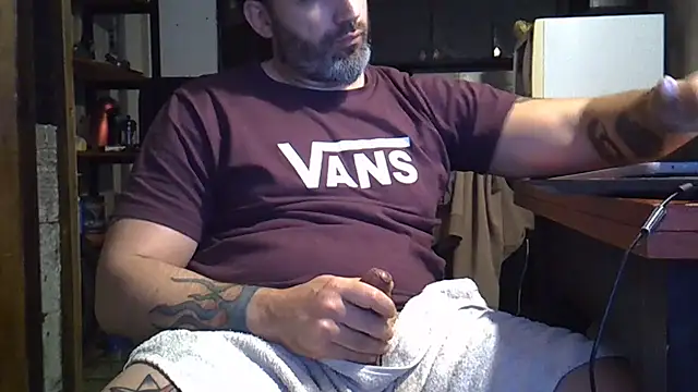 ozzypsico13 live cam on StripChat
