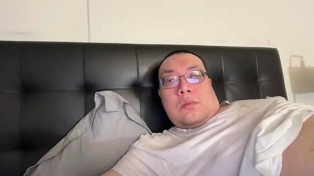 happynewyear111222 live cam on StripChat