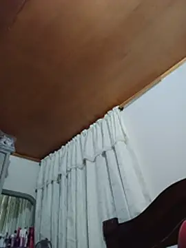 emilif_ (F mature) - Show and rub pussy — Mostrar y frotar la