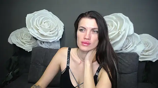 MilaLoona live cam on StripChat