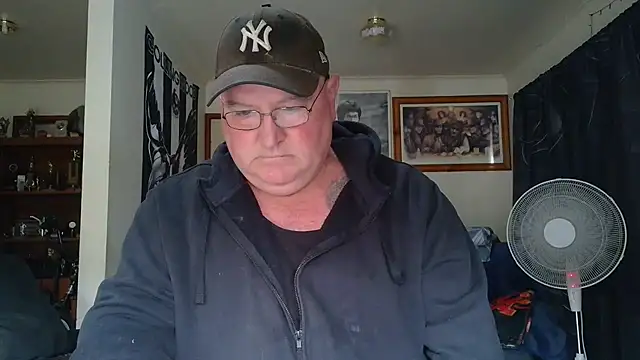 kinkyblueyes69 (M mature) - CLOTHES OFF NUDE
