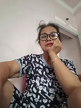 Hotestlove live cam on StripChat
