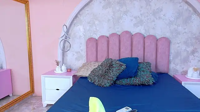 MiaLaurents live cam on StripChat