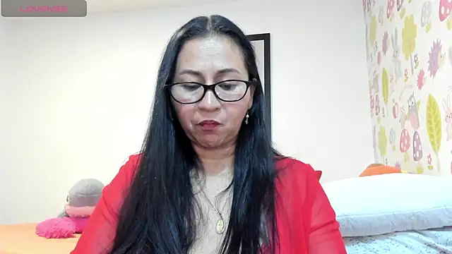 Tyna_b live cam on StripChat