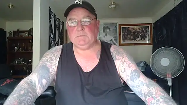 KINKYBLUEYES69 live cam on StripChat