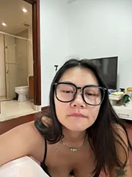 ruanruan05 live cam on StripChat