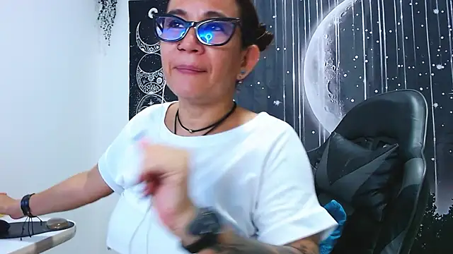 Hikaryfire live cam on StripChat