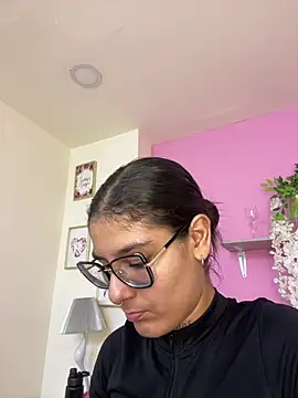 LauraRaider live cam on StripChat