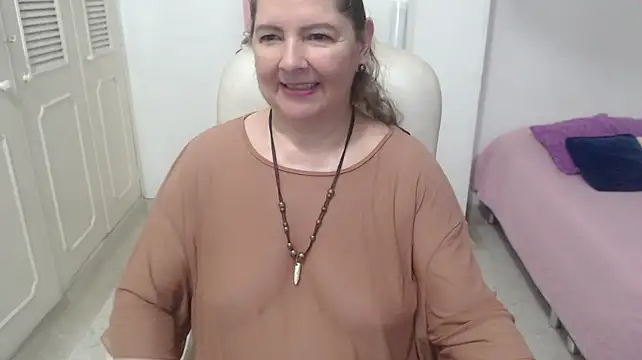 leonela_69 live cam on StripChat