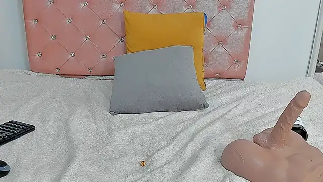 EbonyCoWorker live cam on StripChat
