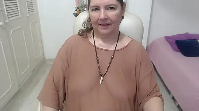 leonela_69 live cam on StripChat