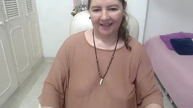 leonela_69 live cam on StripChat