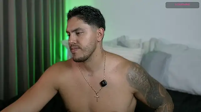 owen-pierces live cam on StripChat