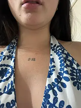 sierragrec (F young) - Show tits in public