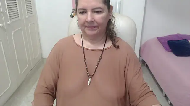 leonela_69 live cam on StripChat