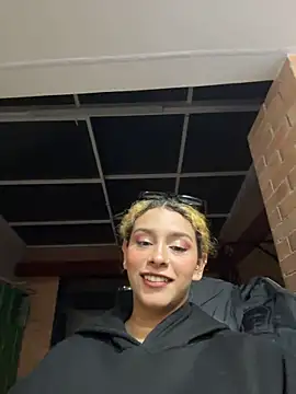 Sarabubbie live cam on StripChat
